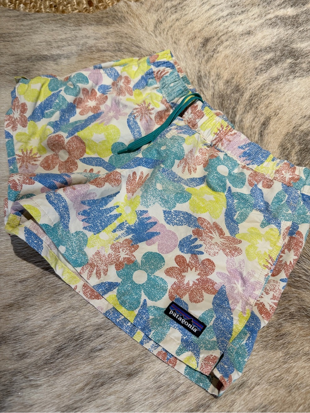 Patagonia Barely Baggies Shorts Floral Print Size S 2.5” Inseam - Picture 2 of 8